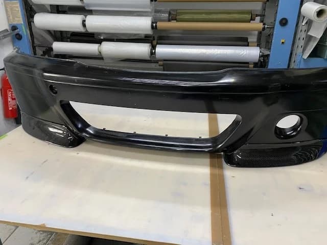 Carbon Frontstoßstange BMW E46 M3 CSL aus Carbon, Vorderansicht auf Werkbank