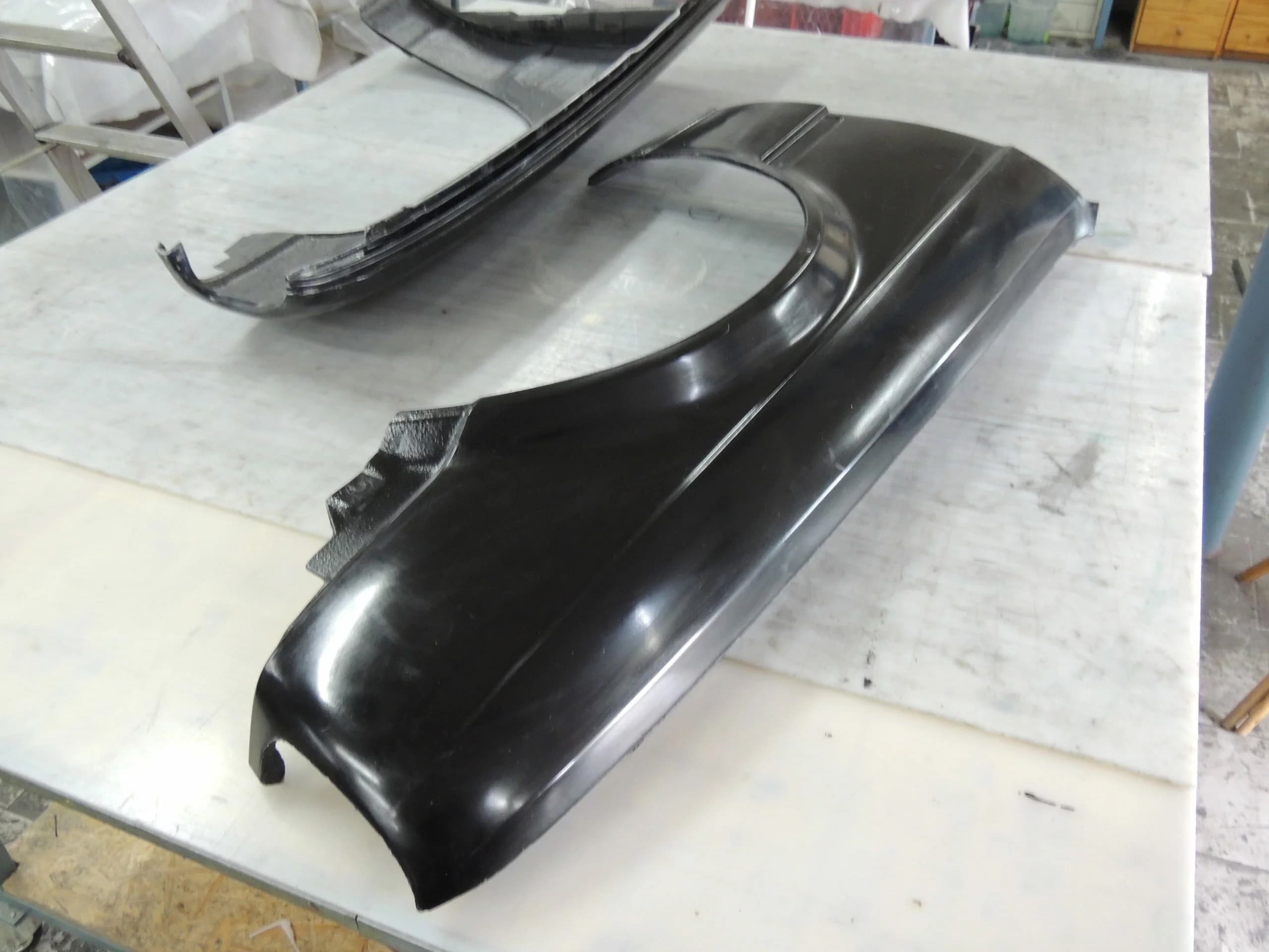 Carbon-Kotflügel BMW E30 OEM, Seitenansicht mit sauber ausgeformtem Radlauf und glatter Oberfläche