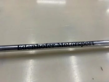 Motorhaubenstange mit Universalhalter, Detailansicht mit Schriftzug auf der Stange