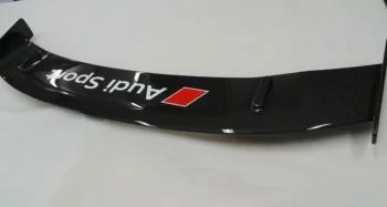 Carbon Performance Heckspoiler Audi TTRS 8S, Draufsicht auf Carbonstruktur und Schriftzug