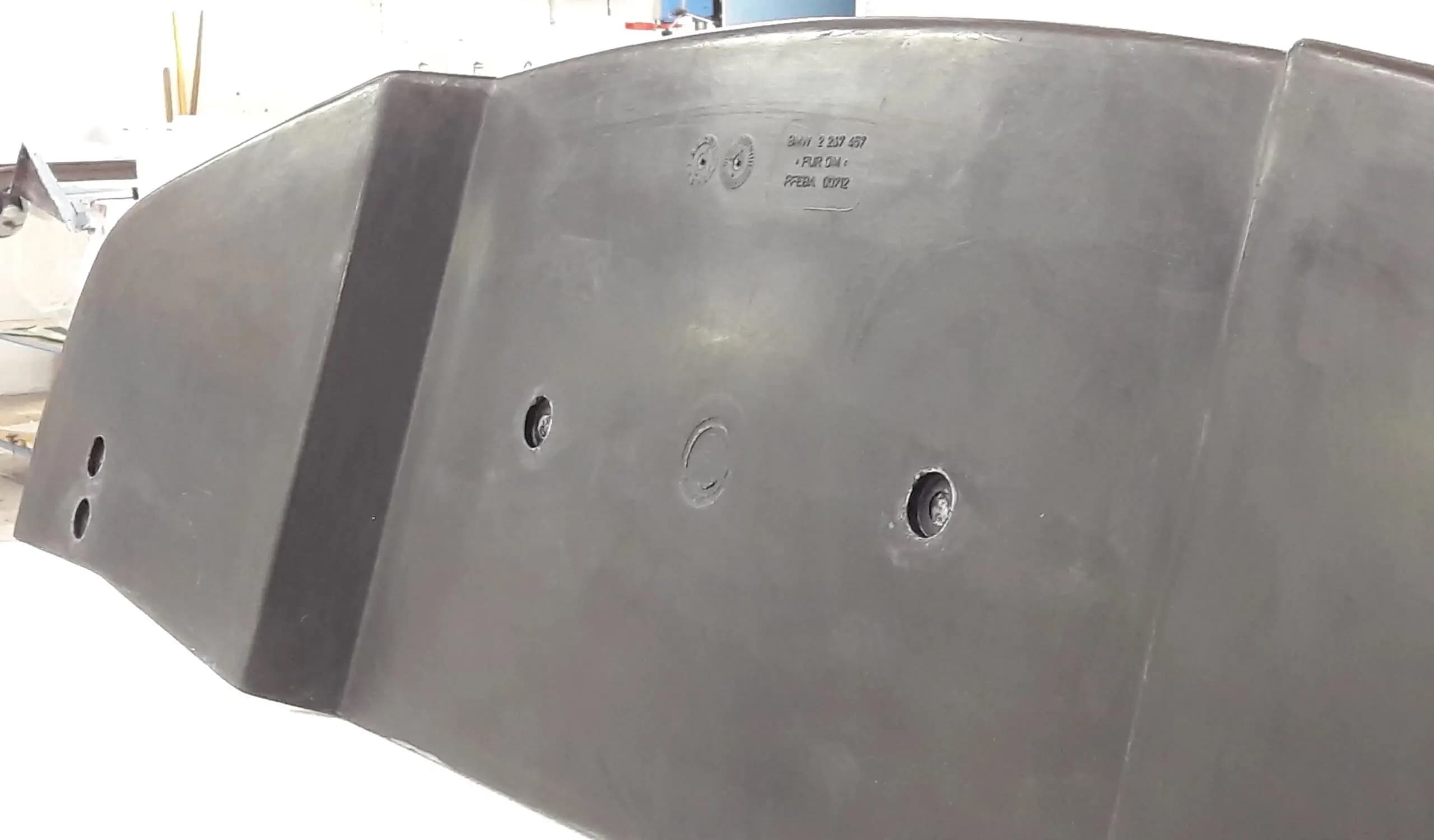 BMW E36 GT-Frontsplitter aus Carbon, Unterseite mit Befestigungspunkten
