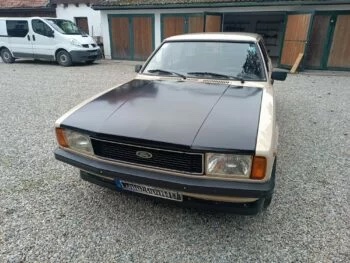 Carbon Motorhaube Ford Taunus, montiert auf Fahrzeug in Frontansicht auf Hof
