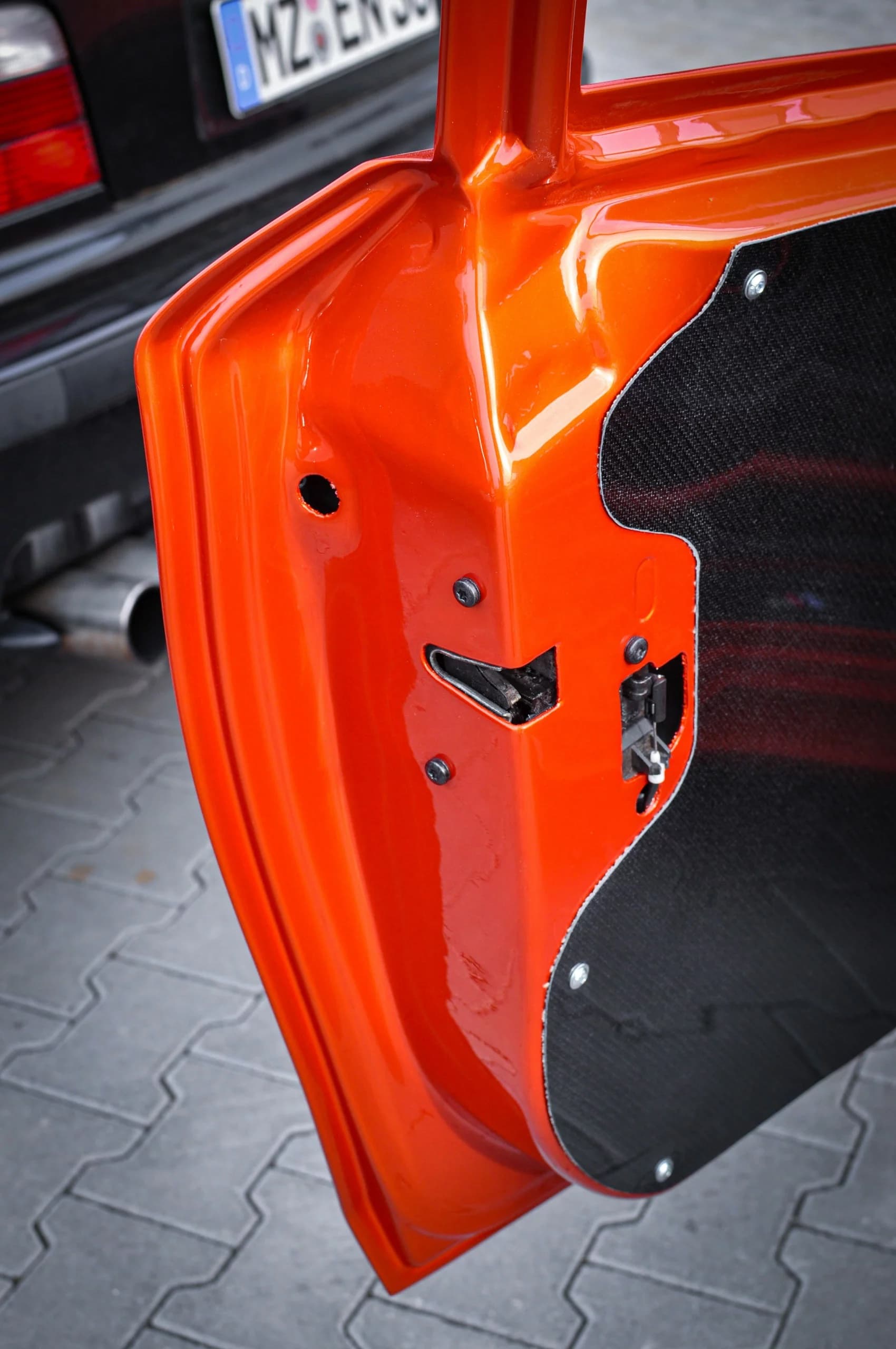 Detail der Carbon-Türverkleidung BMW E82 1er M, Schloss- und Kantenbereich