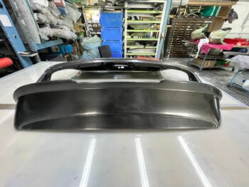 Carbon Heckklappe VW Golf 4 mit R32 Spoiler, Frontansicht der Heckklappe mit integrierter Spoilerkante