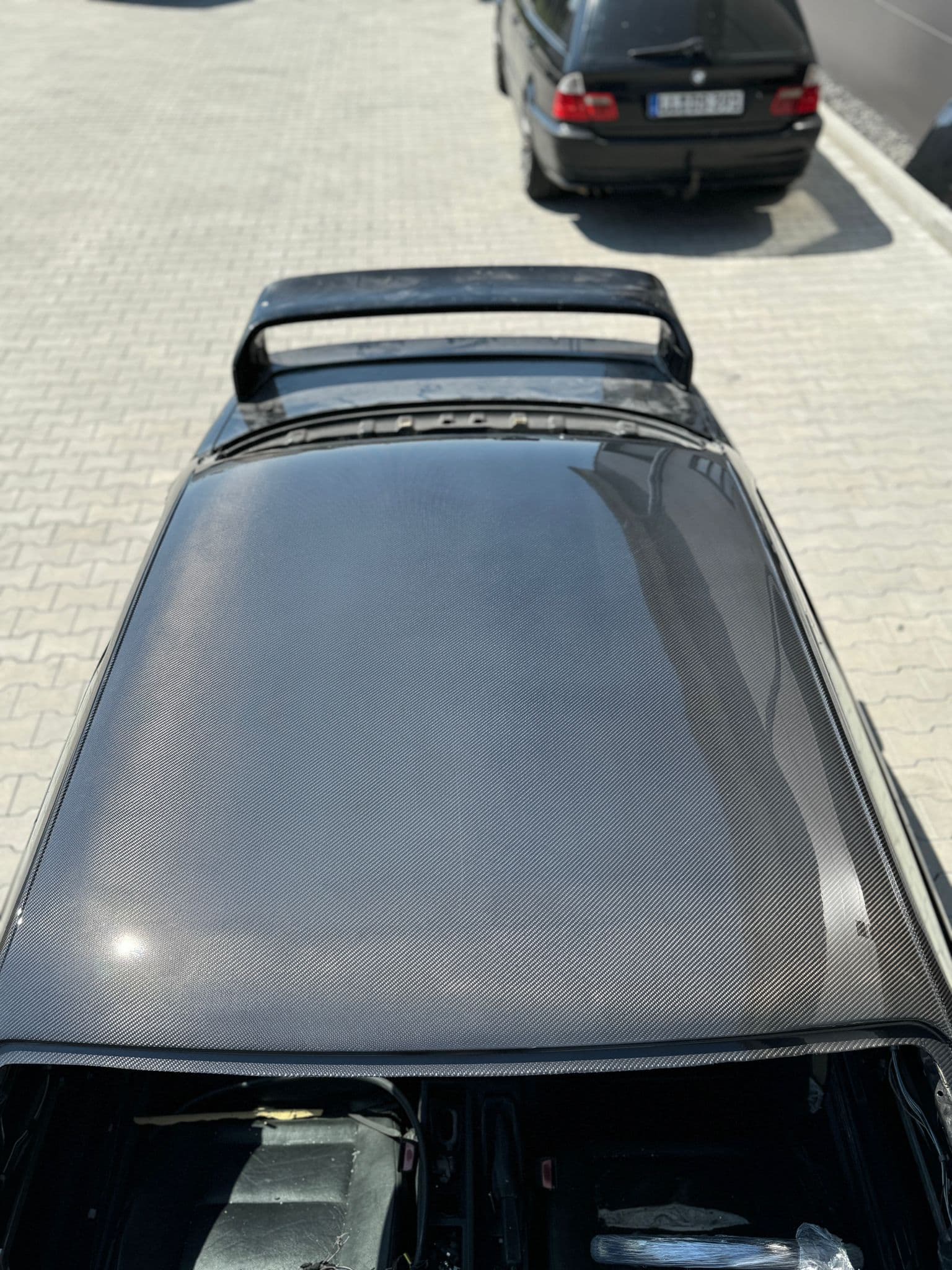 BMW E36 Carbon-Dach von oben, gleichmäßige Oberfläche mit reflektierender Struktur