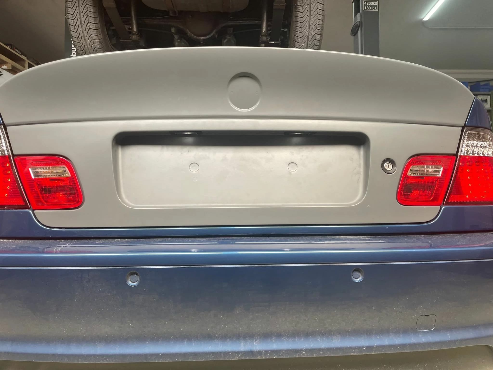 BMW E46 M3 CSL Carbon Heckklappe mit Bürzel, komplette Heckansicht am Fahrzeug montiert