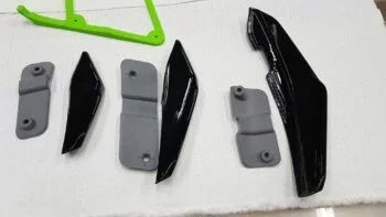 VFL Canards für Audi TT, verschiedene Canard-Formen und Halterungen einzeln ausgelegt auf Arbeitsfläche