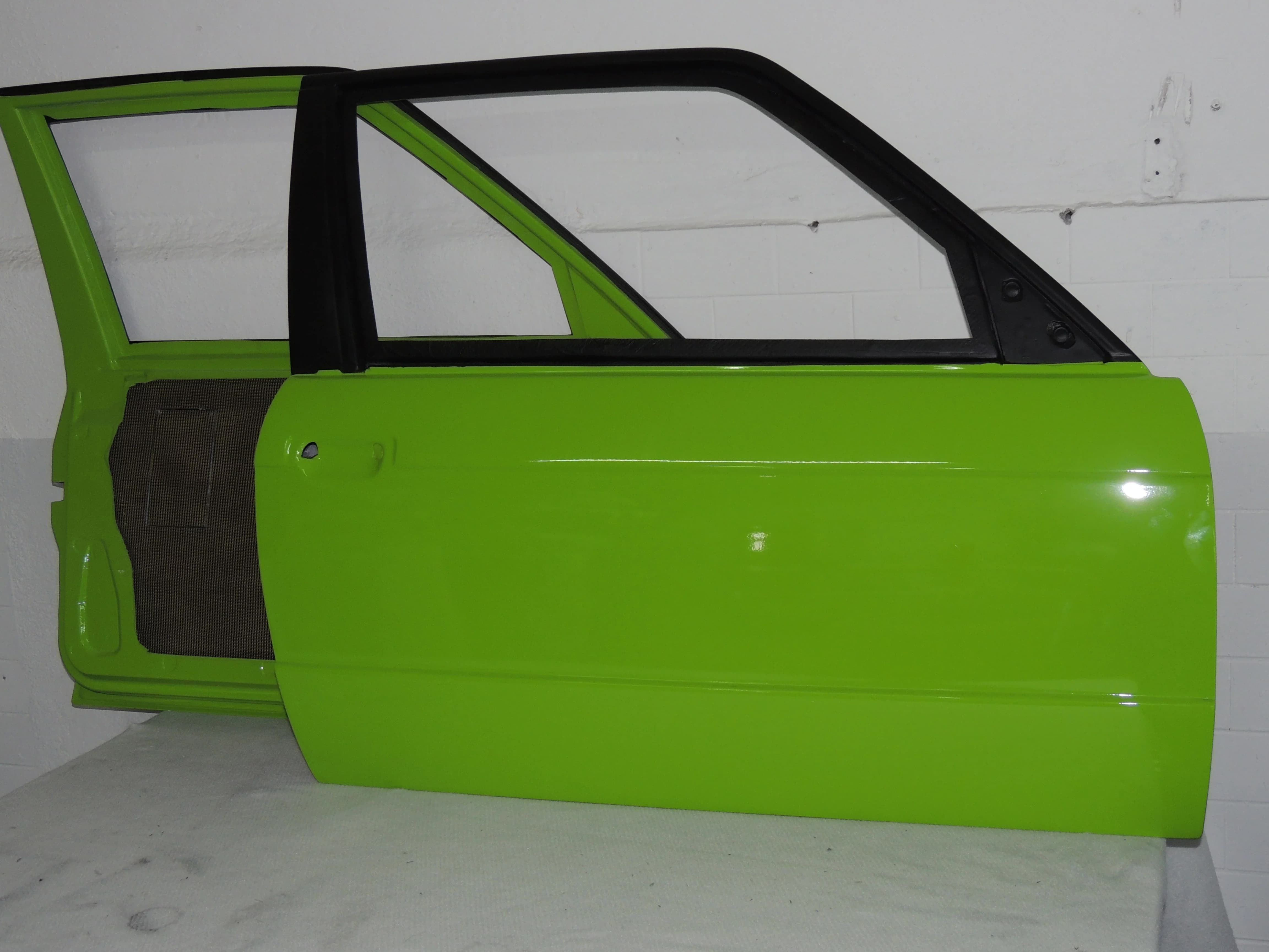 Carbon Tür BMW E30 M3 in Grün lackiert, Außenseite mit montiertem Fensterrahmen