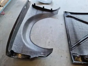 Carbon Kotflügel Ford Escort MK1, Innenansicht mit Verstärkungsbereichen und Befestigungspunkten