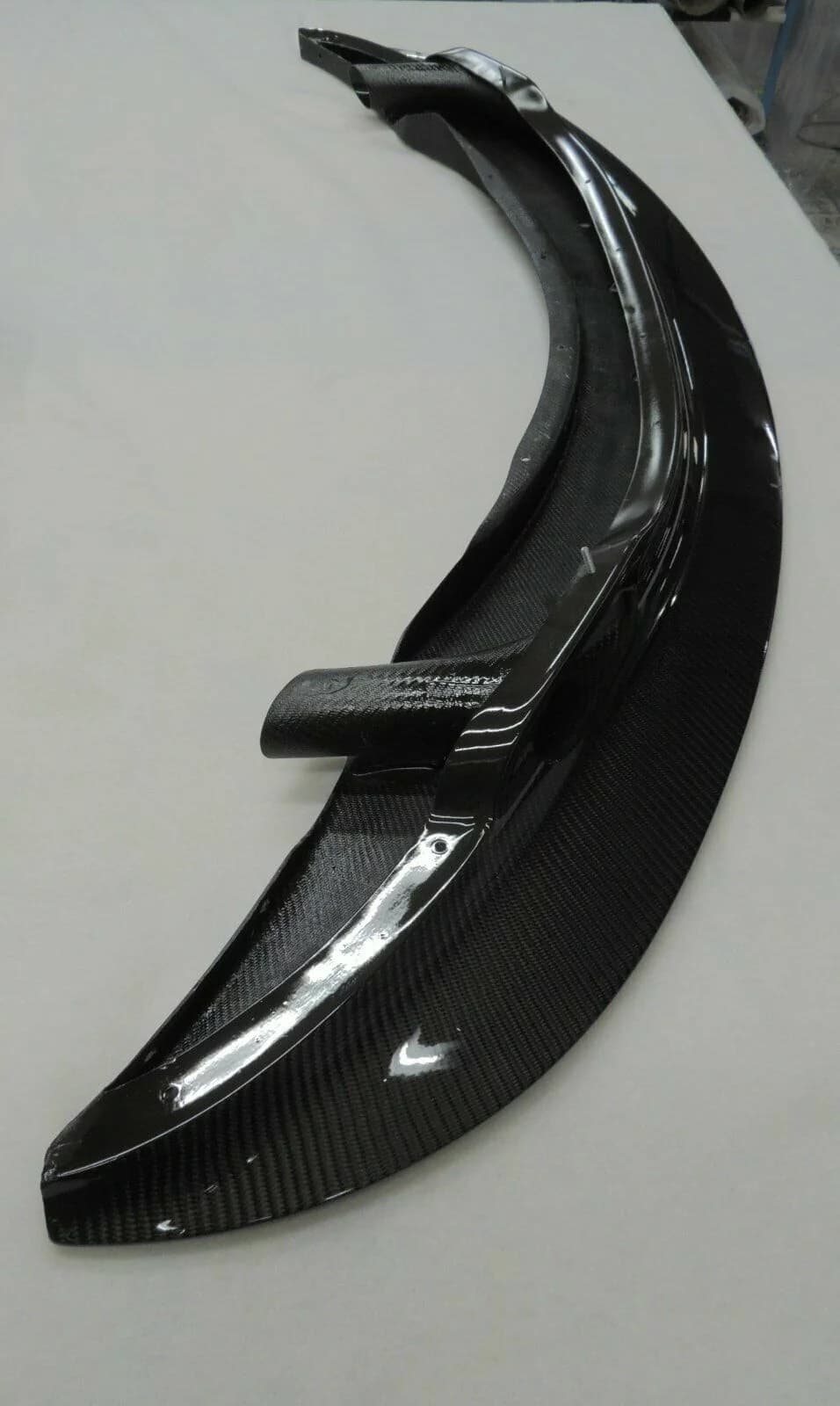 Sichtcarbon Flap-Schwert für BMW E92 M3, Seitenansicht mit aerodynamischer Form