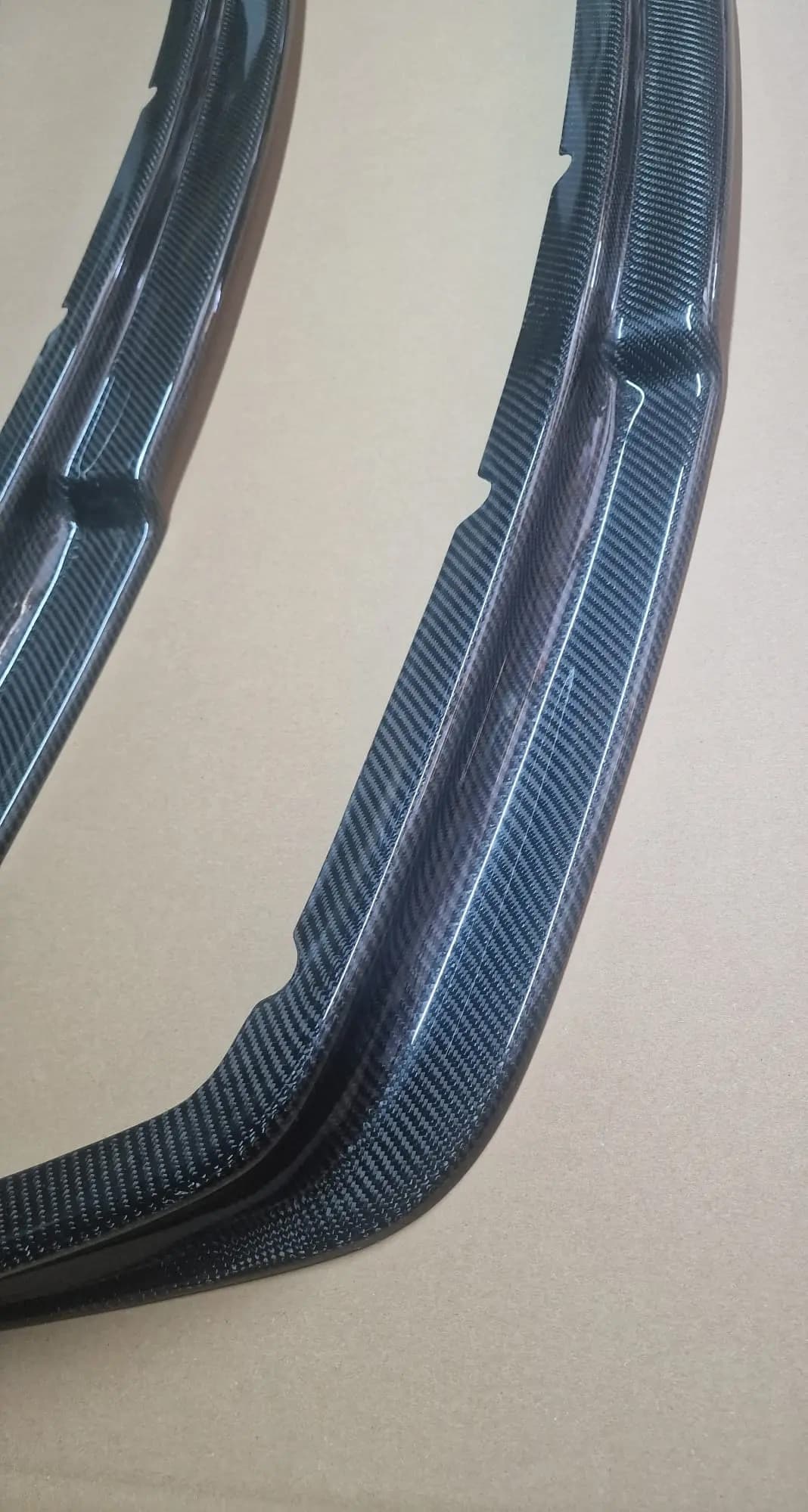 Detailaufnahme Carbon-Frontlippe BMW E36 Coupé, Kantenführung und Carbonstruktur