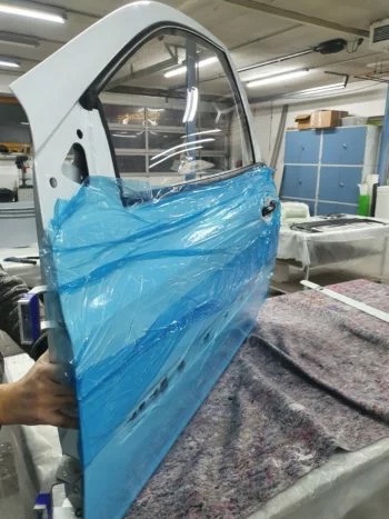 Carbon Tür Renault Clio 3, seitliche Ansicht der Tür im Werkstattumfeld