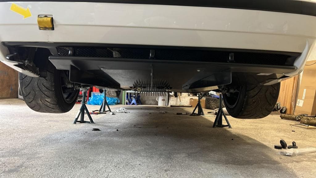 Heckansicht BMW E36 mit vollständig montierter Carbon Unterbodenplatte