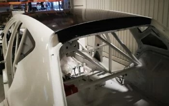 Carbon Dach SEAT Leon TCR, schräge Seitenansicht des montierten Dachs auf Rennkarosserie