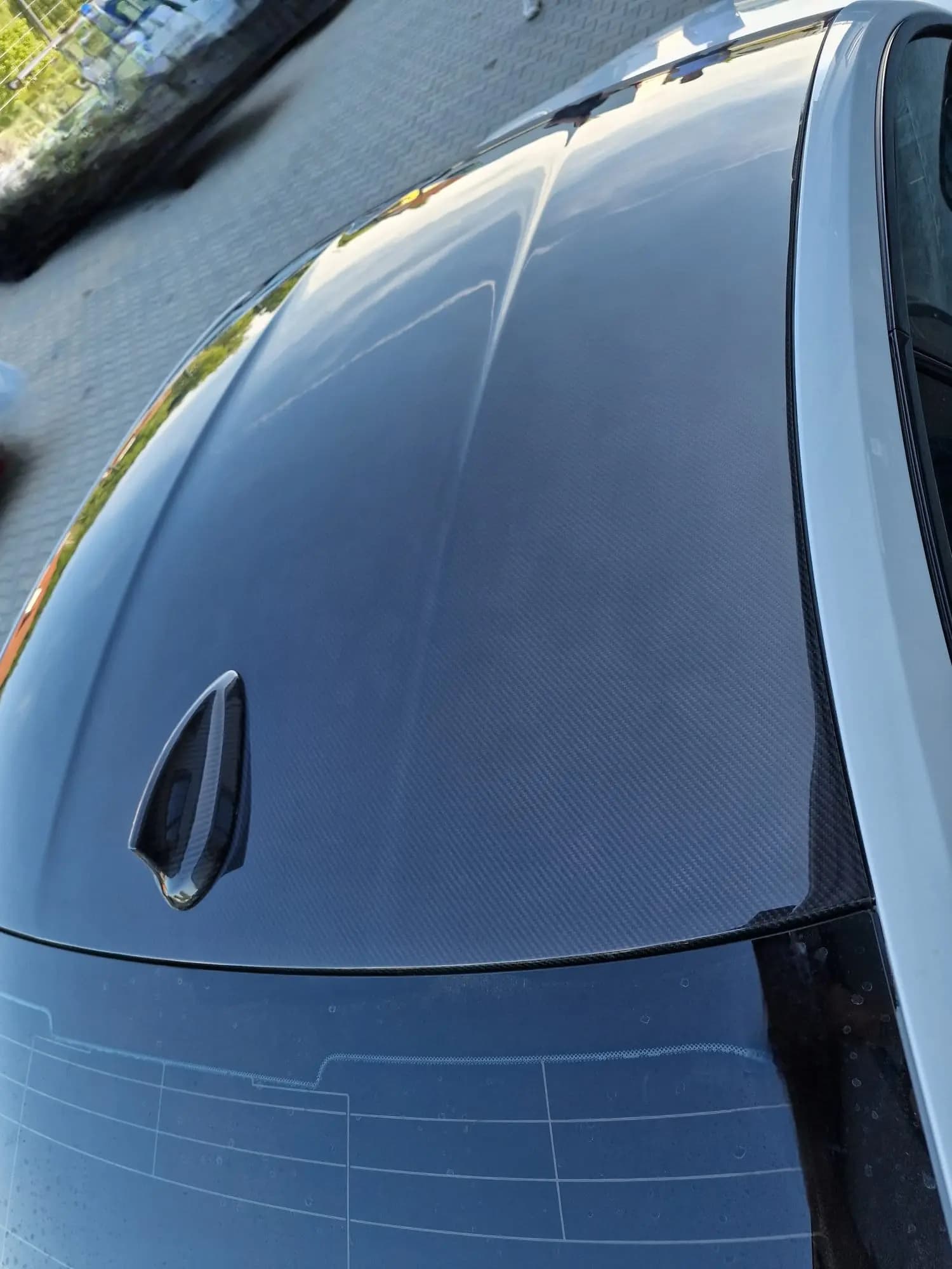 BMW F22 Carbon Dach, Rückansicht von oben mit montiertem Heckspoiler