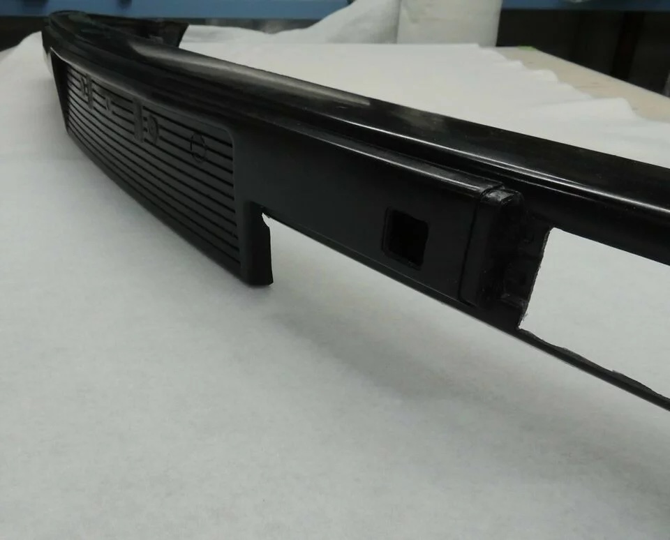 BMW E30 OEM VFL Frontschürze/Frontstoßstange – Nahaufnahme Front mit Lüftungsgitter und Ausschnitt