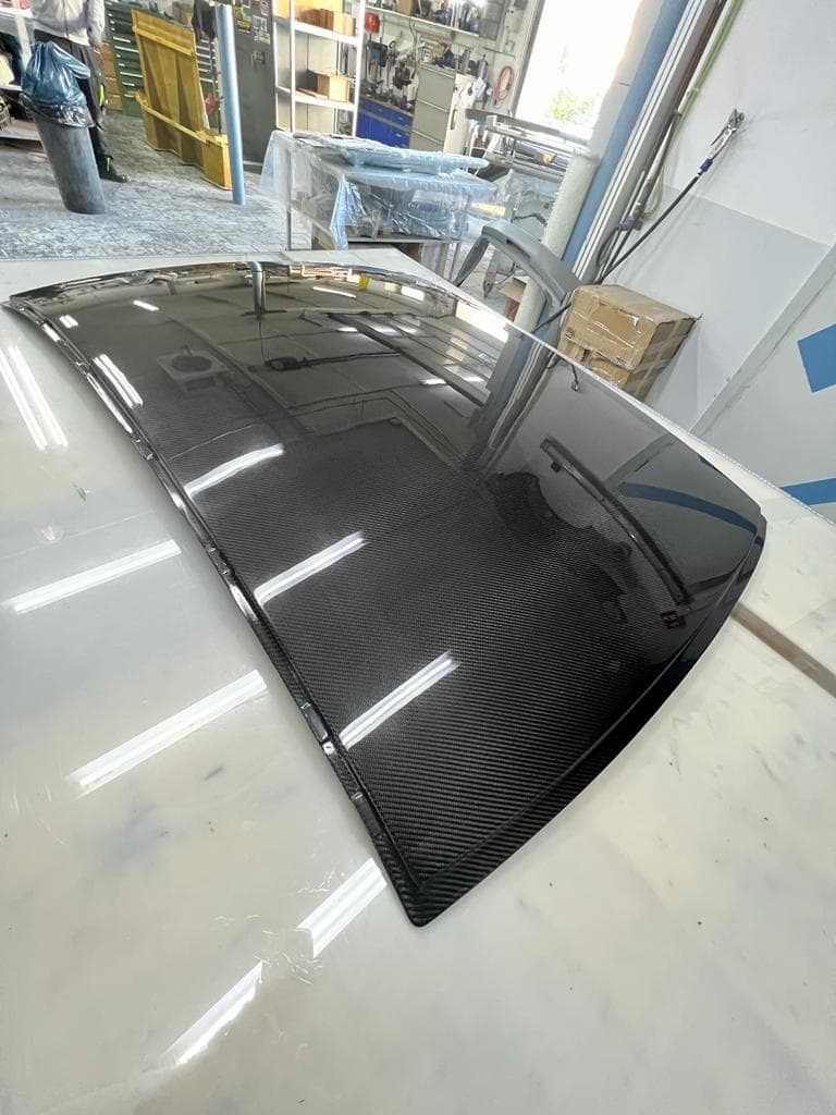 Carbon Dach für BMW E46 – schräg von oben fotografiert, sichtbares Carbongewebe