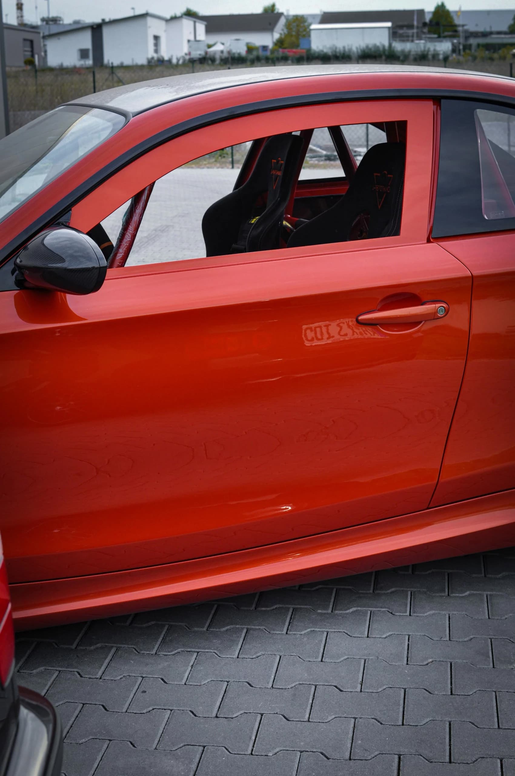 BMW E82 1er M mit Carbon-Türen, Seitenansicht außen, Fahrzeug in Orange