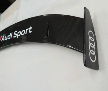 Carbon Performance Heckspoiler Audi TTRS 8S mit Audi Sport Schriftzug und seitlicher Endplatte