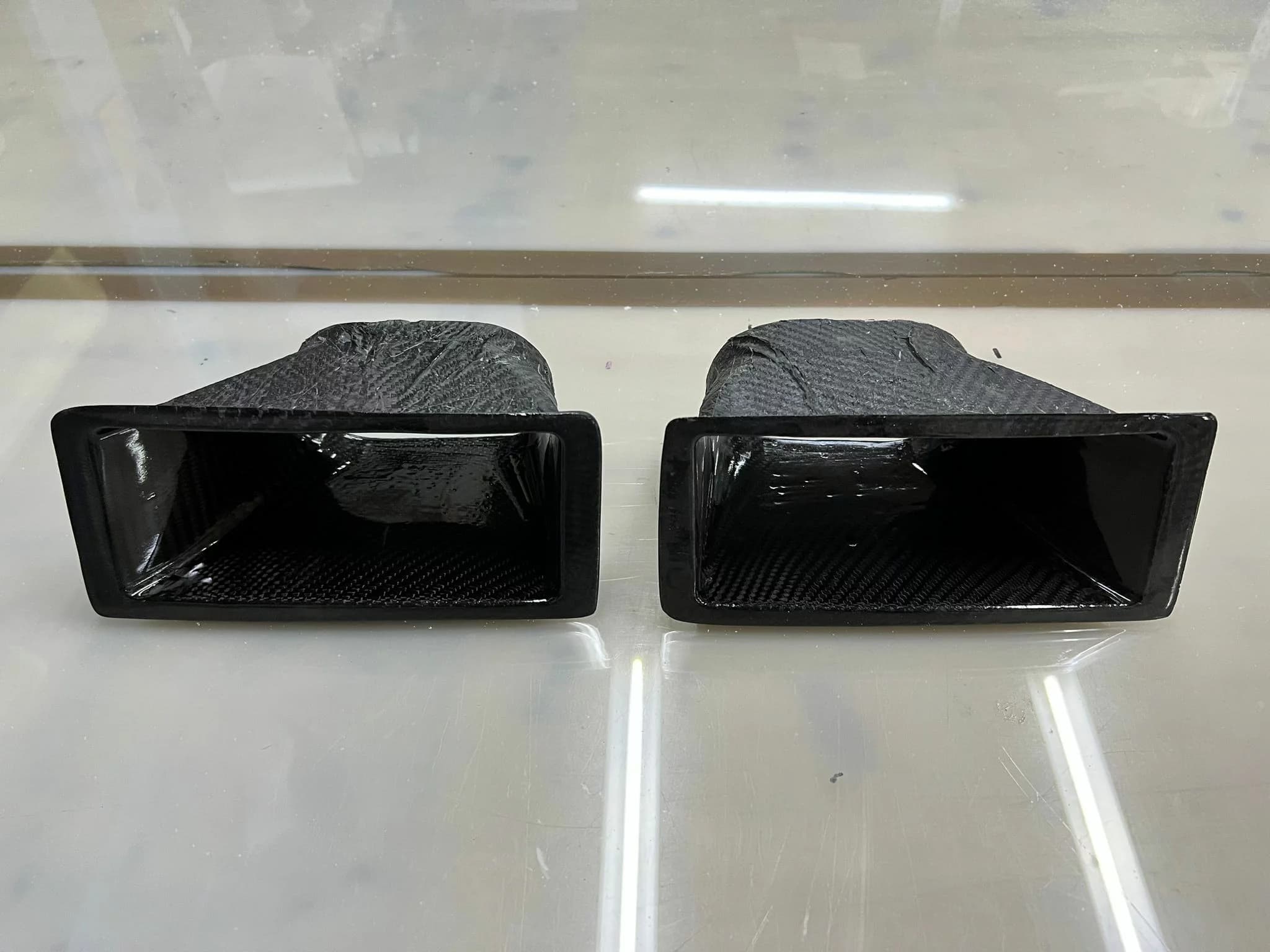 Carbon-Luftführungen für BMW E30 M3 Evo 3 im Paar, Vorderansicht der Lufteinlässe