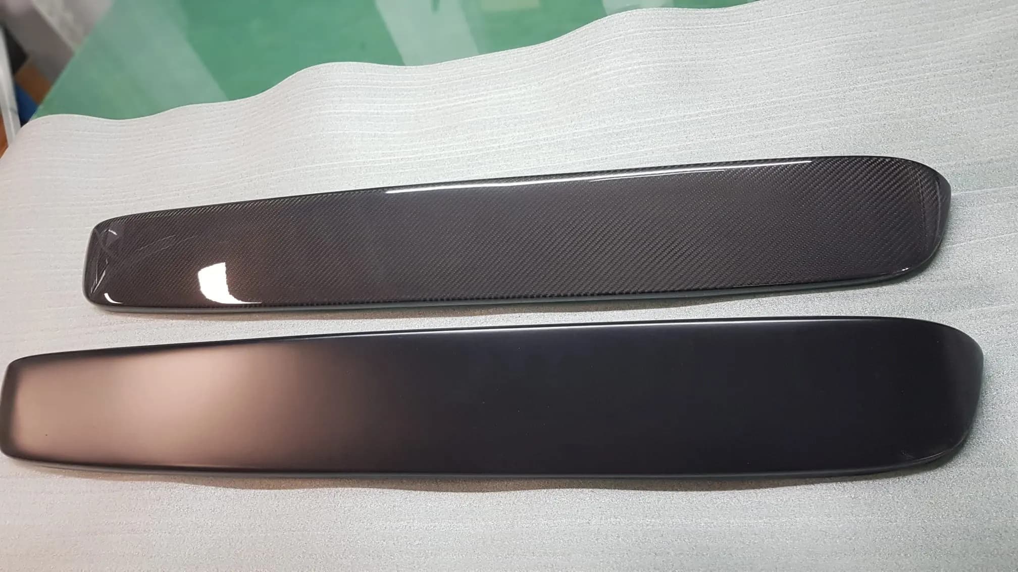 Gesamtansicht Dachkantenspoiler für BMW E30 Touring (M-Tech II): Sichtcarbon in Hochglanz oben, schwarz lackierte Ausführung unten, Länge und Formprofil sichtbar