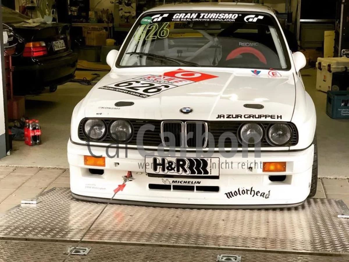 BMW E30 M3 mit Frontschürze – Frontansicht am weißen Rennfahrzeug