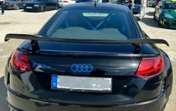 Carbon Heckspoiler Audi TTRS 8S, Rückansicht mit ausgefahrener Spoilerposition