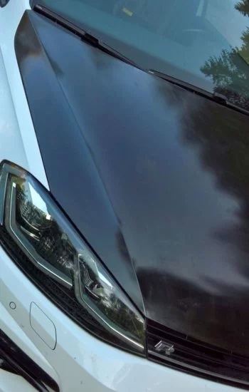 Carbon Motorhaube VW Golf 7 R, schräge Nahaufnahme der Carbonoberfläche im montierten Zustand