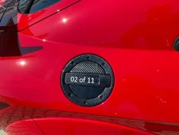 Carbon Tankdeckel Audi TT RS, montiert auf rotem Fahrzeug in Seitenansicht