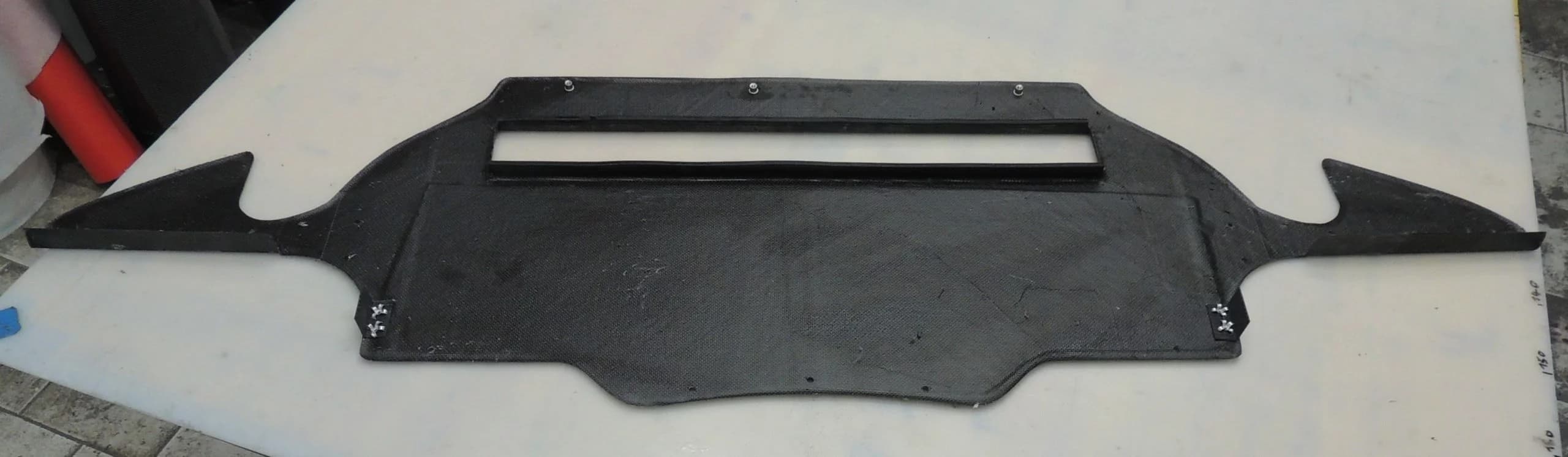 Carbon Unterbodenplatte Luftleitführung – Innenseite mit Verstärkungen und Befestigungspunkten für BMW E92 M3
