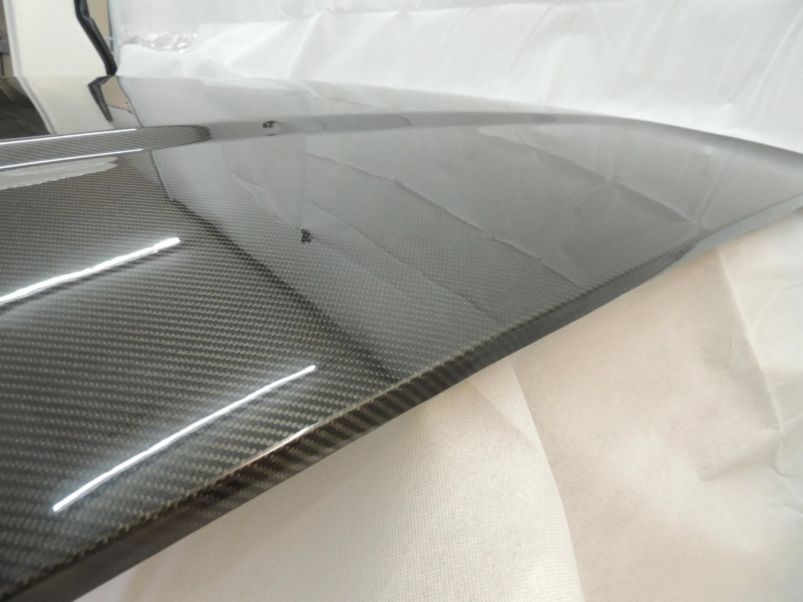 Carbon-Motorhaube Seitenansicht – präzise Passform und Kontur der BMW E36 Motorhaube