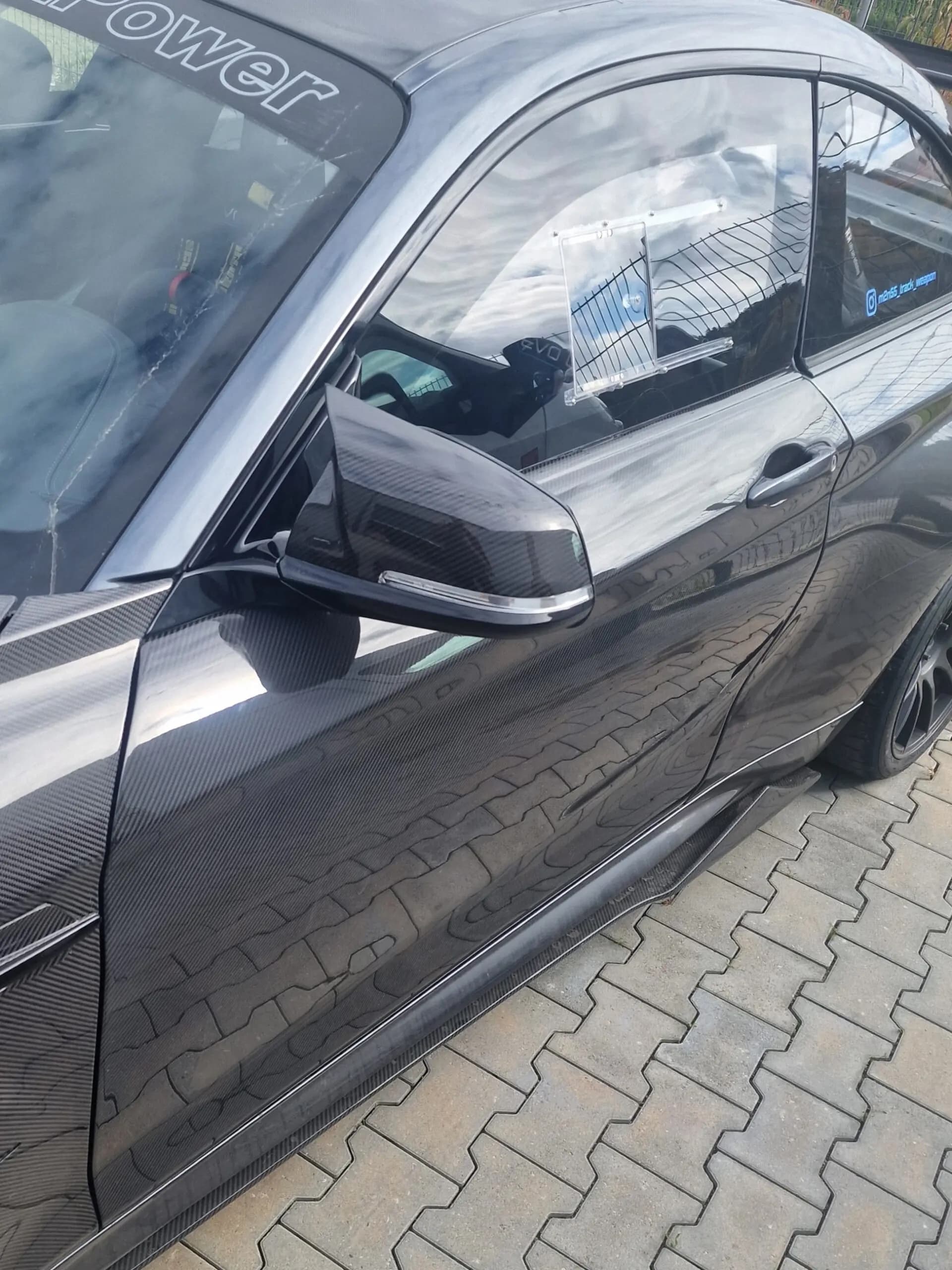 Außenansicht BMW F22 mit montierten Carbon-Türen und Polycarbonat-Scheibe
