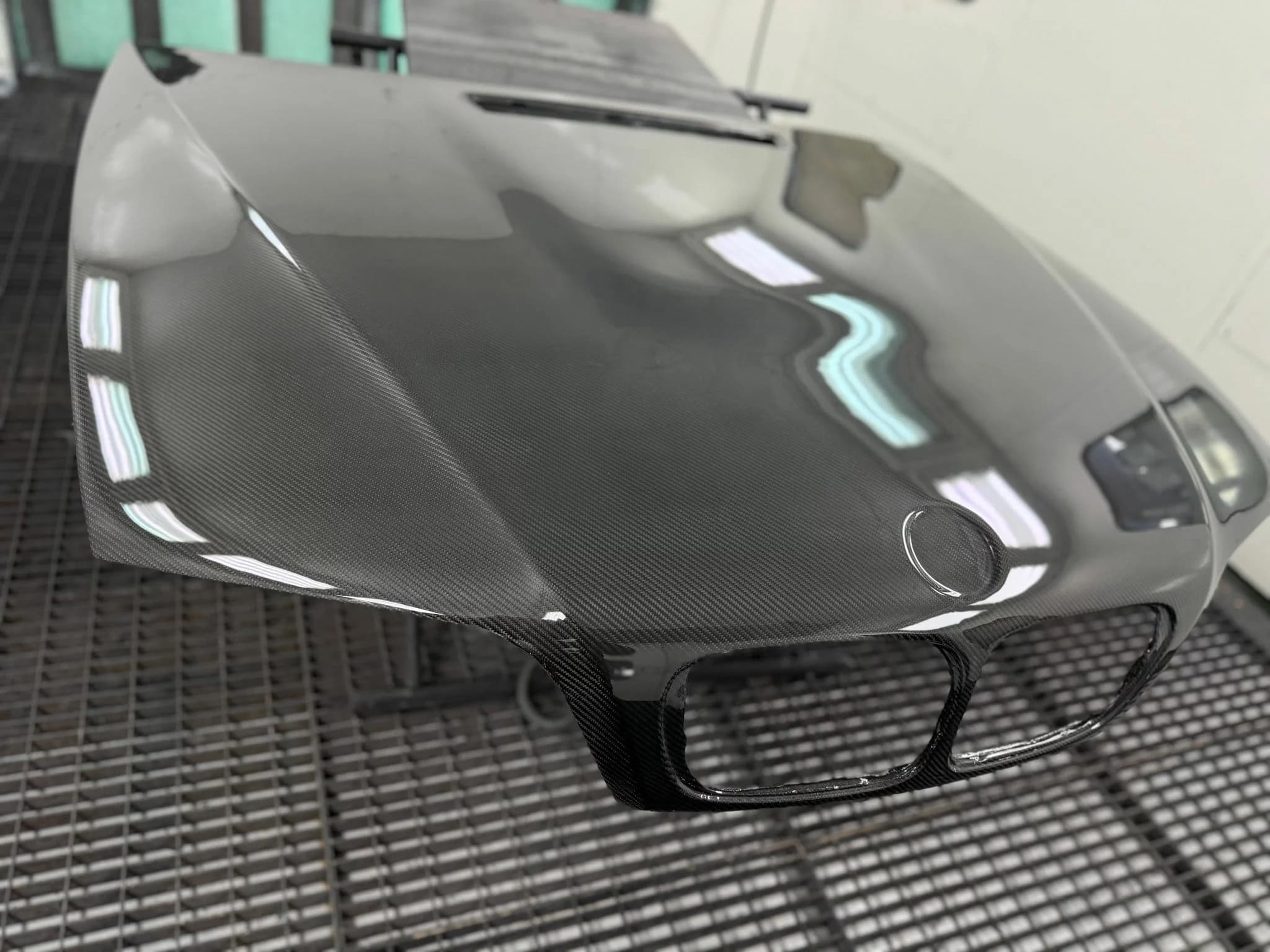 Carbon Motorhaube BMW E46 Frontbereich – Frontpartie der Sichtcarbon Motorhaube mit Nierenausschnitt