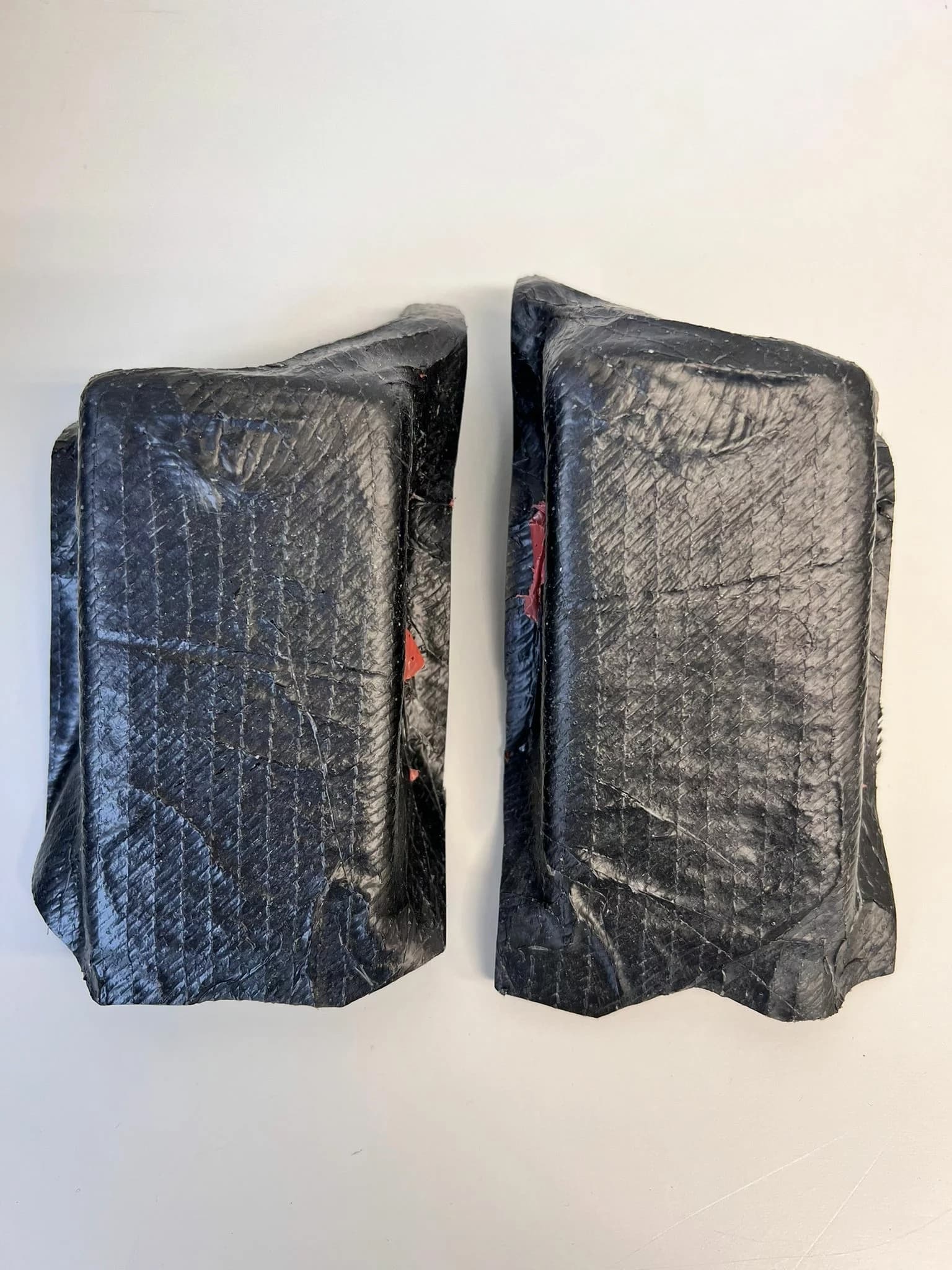 Carbon Verstärkungsdom für Heckklappe BMW F82 M4, Außenansicht, rohe Carbonstruktur im Paar