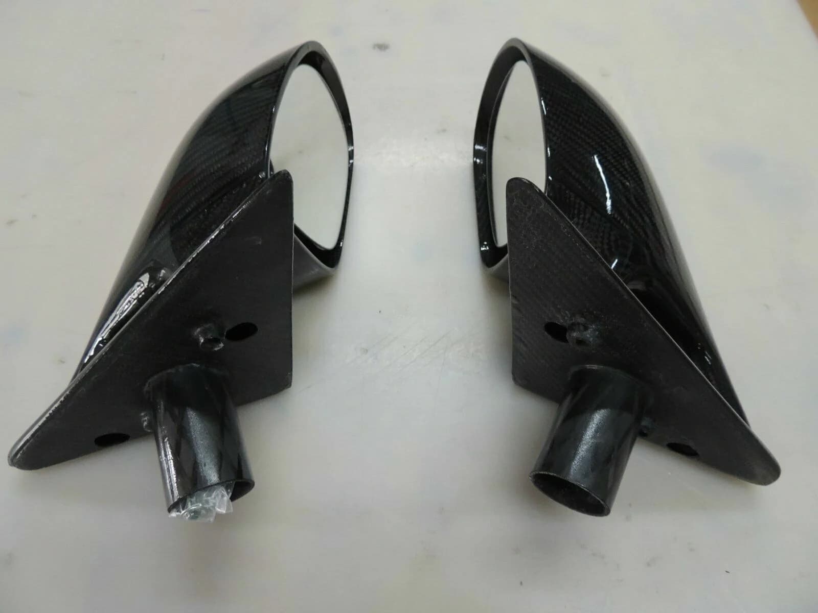 Carbon-Außenspiegelgehäuse BMW E36 – Rückansicht mit Befestigungsrohren