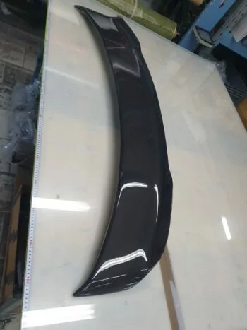 Carbon Heckspoiler Audi TTRS 8S, unmontierter Spoiler aus Carbon auf Werkbank