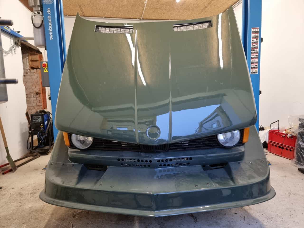 Geöffnete Carbon Motorhaube für den BMW E21 in grün