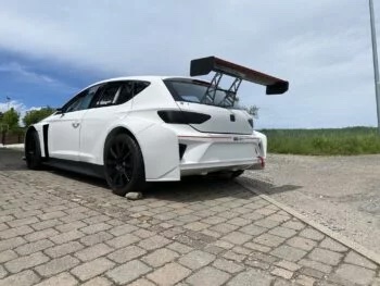 Carbon Türen SEAT Leon TCR, Heckansicht des Fahrzeugs mit montierten Türen und großem Heckflügel