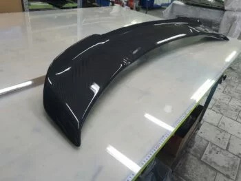 Carbon Heckspoiler Audi TTRS 8S, Gesamtansicht des unmontierten Spoilers auf Arbeitsfläche