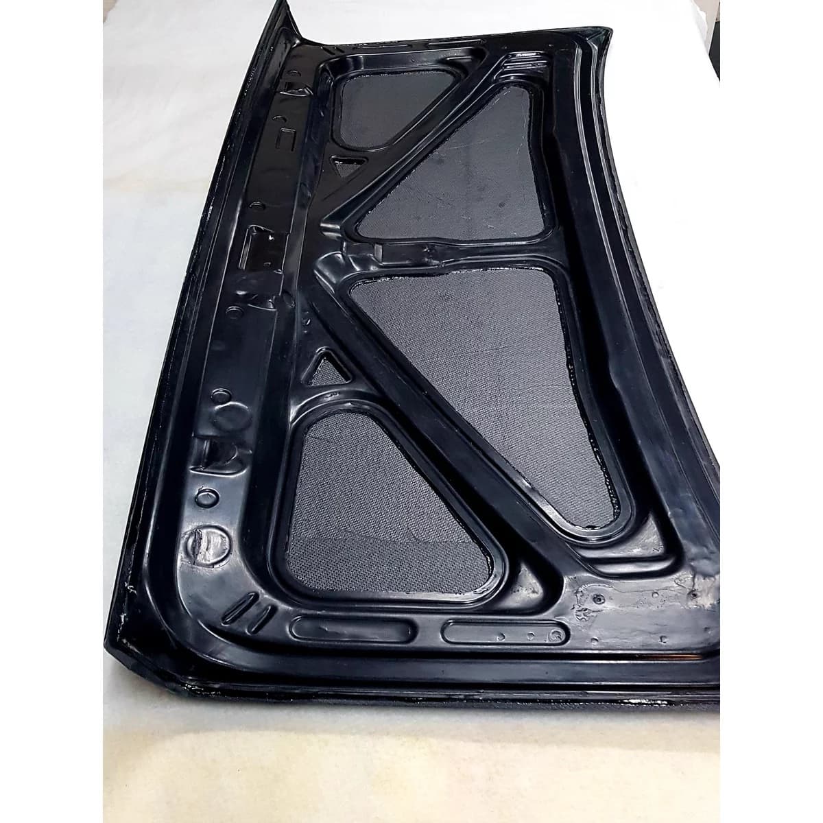 Unterseite des Carbon-Kofferraumdeckels für BMW E30 mit Verstrebungen und eingelegten Gewebeflächen (Detailansicht).