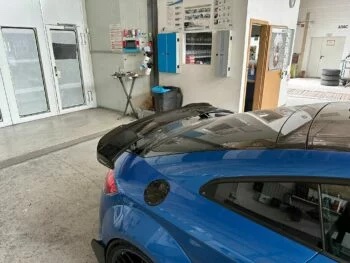 Carbon Heckspoiler Audi TTRS 8S, seitliche Ansicht des montierten Spoilers auf blauem Fahrzeug