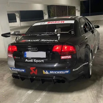 Audi RS4 Motorsport Heckflügel montiert – Audi RS4 in Garage mit montiertem Carbon-Heckflügel und Sponsorlogos