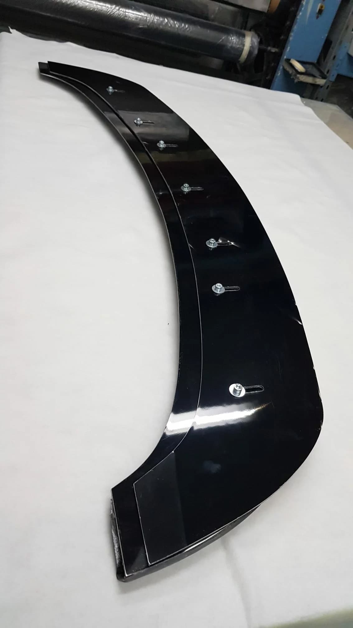 Rückseite des BMW E46 M3 CSL Frontsplitters aus Carbon mit montierten Befestigungsschrauben.