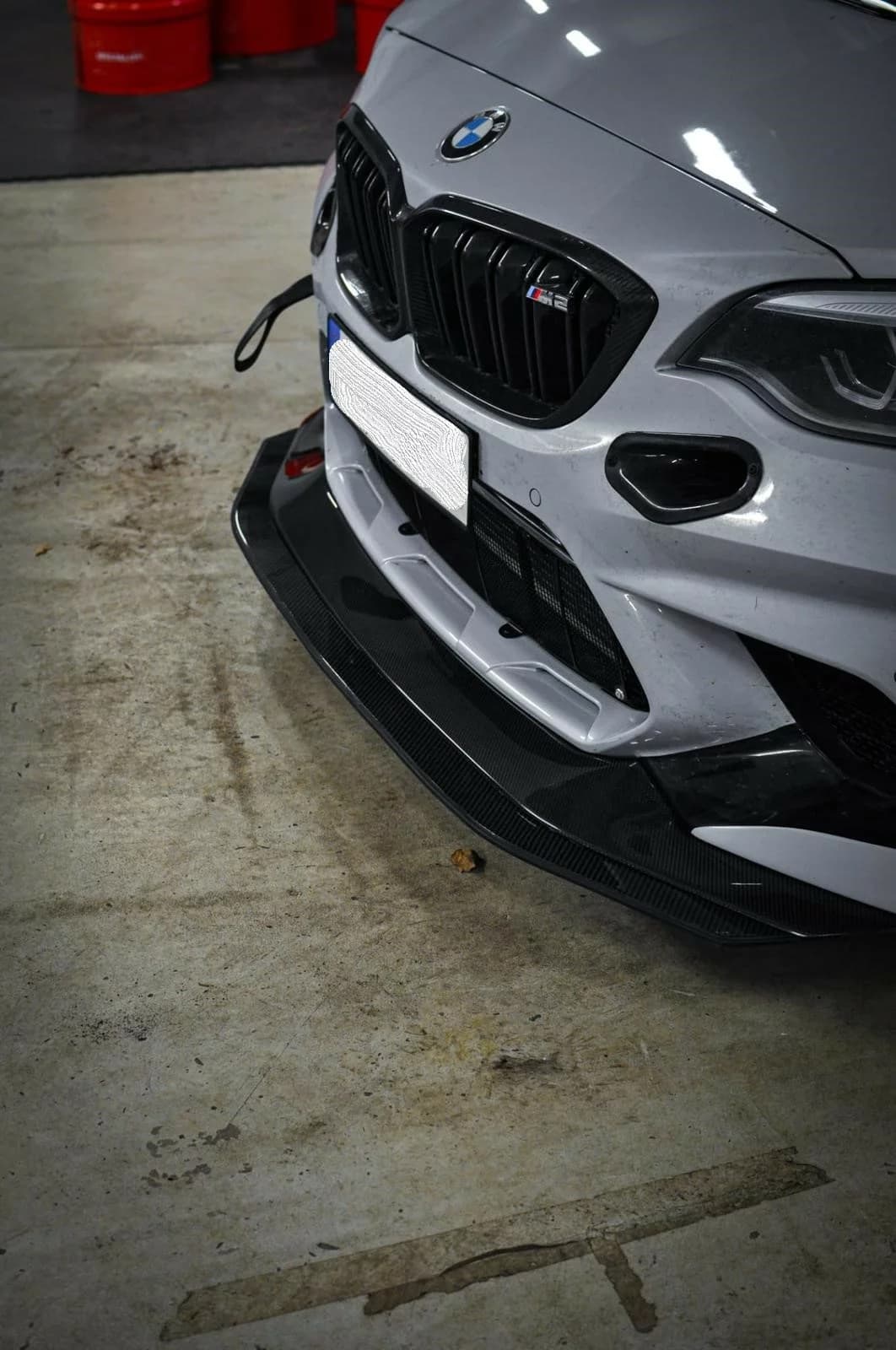 Carbon Frontsplitter BMW M2 F87 Competition im montierten Zustand, Nahaufnahme