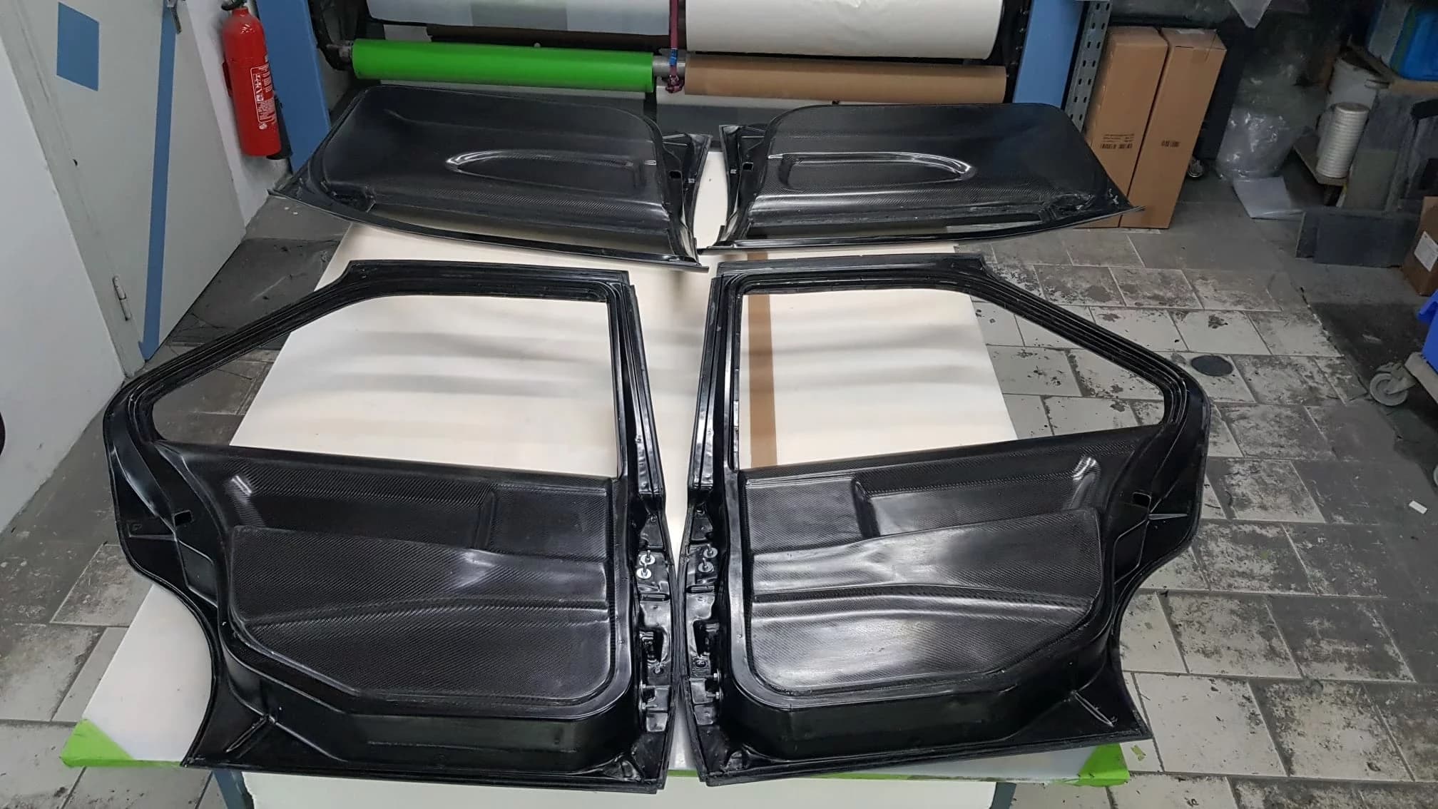 Carbon-Tür BMW E36 Limousine, Innenansicht mit integrierter Türverkleidung auf Werkbank