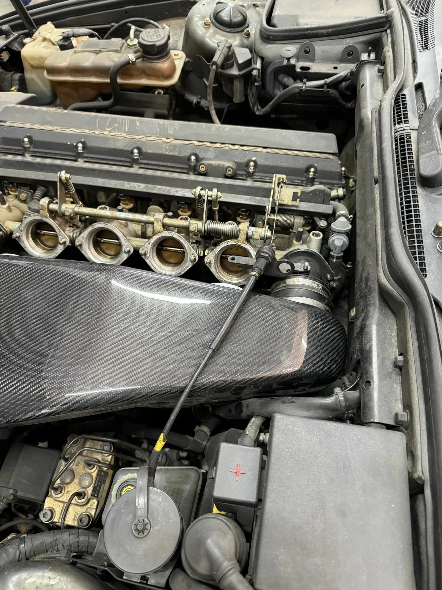 Frontansicht der Carbon-Airbox über den Drosselklappen im BMW E34