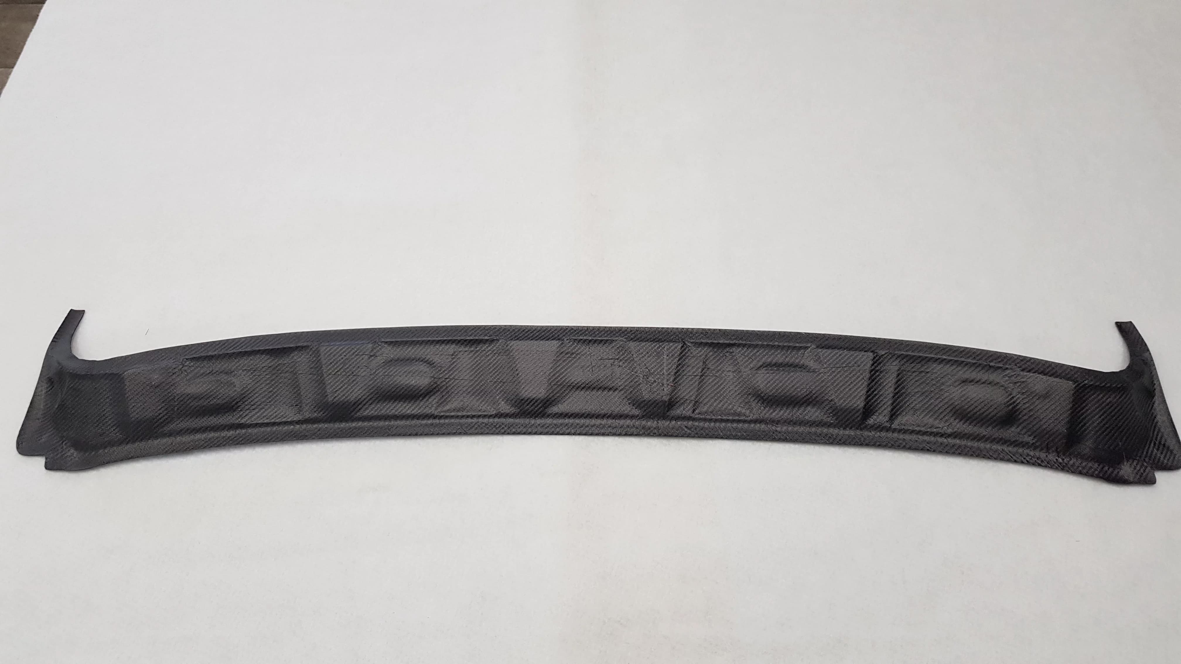 Carbon Abschlussleiste unterhalb der Hutablage an der C-Säule für den BMW E30 Draufsicht Innenseite in matt