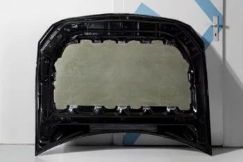 Carbon Motorhaube Toyota GT86, Unteransicht mit integrierter Dämmfläche und Befestigungspunkten