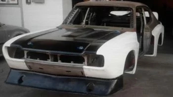 Carbon Motorhaube Ford Capri, Rohkarosserie mit montierter Carbonhaube in Werkstattansicht von vorne