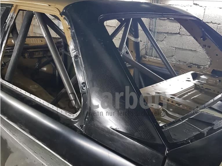 Montierter Carbon C-Säulenaufsatz am BMW E30 M3, Sichtcarbon-Oberfläche entlang der C-Säule und Heckseitenfenster-Ausschnitt, Motorsport-Karosserieteil